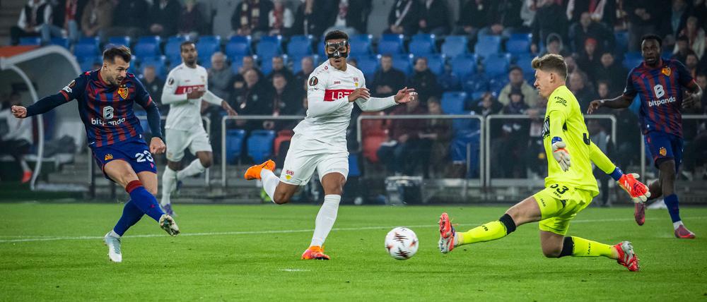 Die frühe Führung für Basel: Albian Ajeti (l.) trifft durch die Beine von Alexander Nübel.