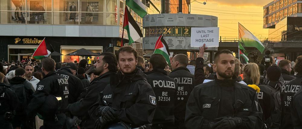 Laut der Berliner Polizei nahmen rund 800 Menschen an der Demonstration teil. 