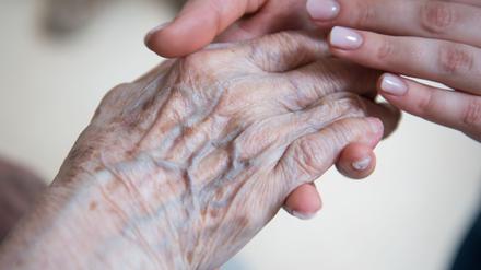Schätzungen zufolge leiden rund 1,2 Millionen Menschen in Deutschen an Alzheimer (Symbolbild).