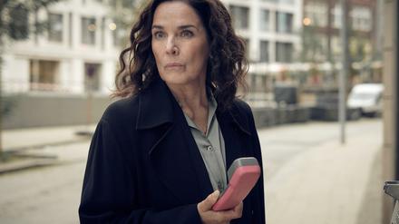 Anna Conti (Désirée Nosbusch) versucht an der Telefonzelle zu rekonstruieren, was der anonymen Anruferin widerfahren ist. 