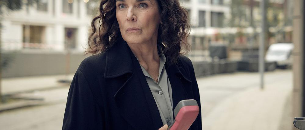 Anna Conti (Désirée Nosbusch) versucht an der Telefonzelle zu rekonstruieren, was der anonymen Anruferin widerfahren ist. 