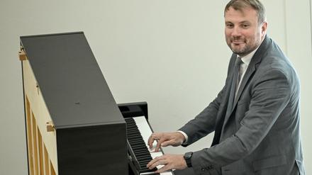 Der Brandenburger Wirtschaftsminister Daniel Keller (SPD) setzt sich gern mal ans Klavier. (Archivbild)