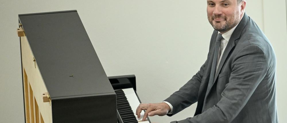 Der Brandenburger Wirtschaftsminister Daniel Keller (SPD) setzt sich gern mal ans Klavier. (Archivbild)