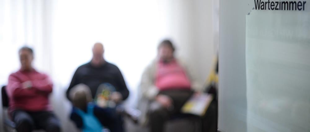 Warten gehört für viele Kassenpatienten bei Praxen dazu. (Archivbild)