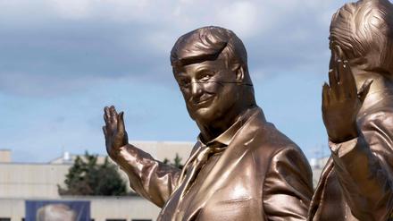 Eine goldene Statue von Donald Trump und dem verurteilten Sexualstraftäter Jeffrey Epstein, mit dem er vor Jahren befreundet gewesen sein soll, taucht seit Wochen immer wieder an verschiedenen Orten in Washington auf. Zum Ärger des Präsidenten.