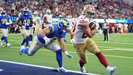 Christian McCaffrey (r) feierte mit den San Francisco 49ers einen überraschenden Sieg in Los Angeles.