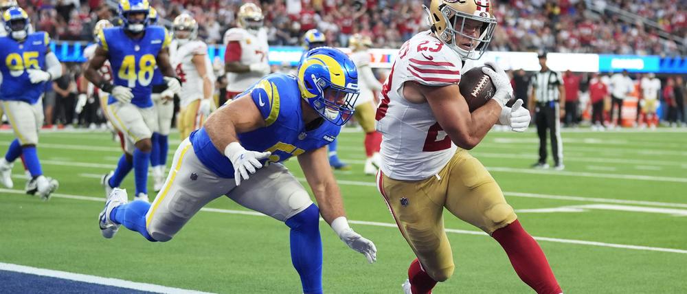 Christian McCaffrey (r) feierte mit den San Francisco 49ers einen überraschenden Sieg in Los Angeles.