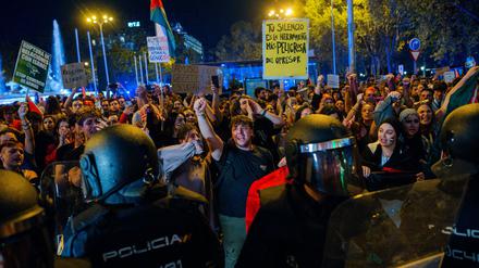 Menschen nehmen in Madrid an einer Demonstration zur Unterstützung der Global Sumud Flotilla vor dem Außenministerium teil.