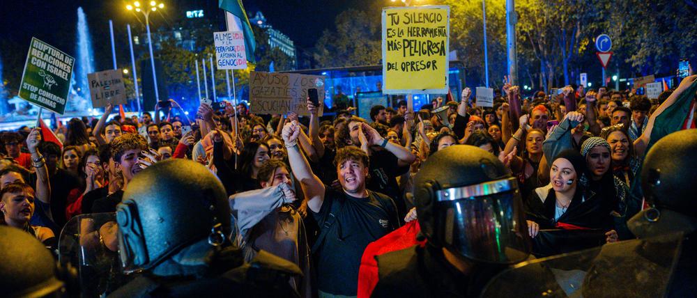 Menschen nehmen in Madrid an einer Demonstration zur Unterstützung der Global Sumud Flotilla vor dem Außenministerium teil.
