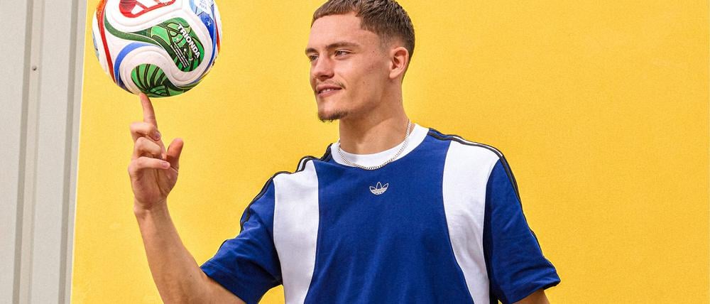 Florian Wirtz mit dem offiziellen WM-Spielball „Trionda“.