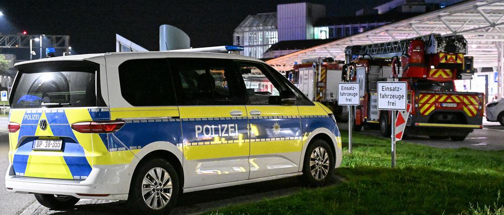 Polizei und Feuerwehr sind nach Drohnensichtungen und Flugausfällen am Flughafen München im Einsatz.