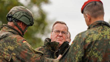 Bundesverteidigubgsminister Boris Pistorius (SPD) im Kreise von Soldaten.