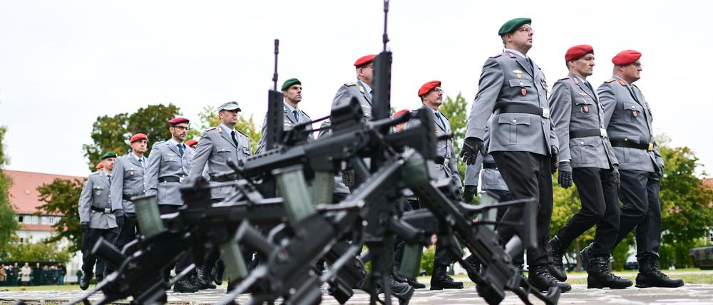 Die Bundeswehr soll attraktiver werden für junge Leute, denn der Bedarf ist aus Sicht der Regierung groß. (Archivbild)