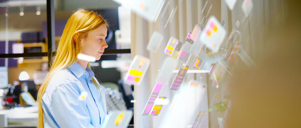 Eine Frau in einem modernen Büro