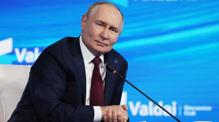 Der russische Präsident Wladimir Putin nimmt am 2. Oktober 2025 an der jährlichen internationalen Konferenz des Valdai Discussion Club in Sotschi, Russland, teil.