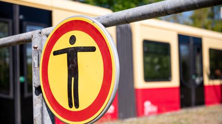 Immer wieder kommt es zu Unfällen beim sogenannten S-Bahn-Surfen - ein verbotene und lebensgefährliche Aktion. (Archivbild)