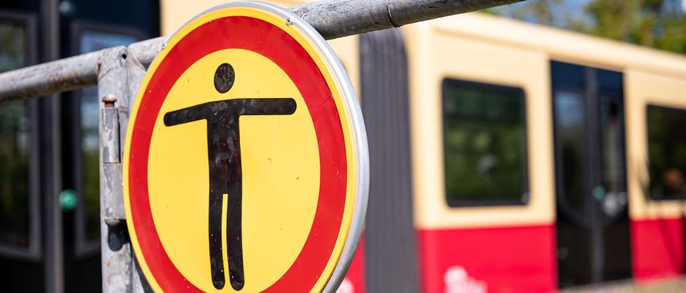Immer wieder kommt es zu Unfällen beim sogenannten S-Bahn-Surfen - ein verbotene und lebensgefährliche Aktion. (Archivbild)