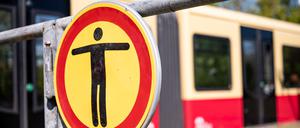 Immer wieder kommt es zu Unfällen beim sogenannten S-Bahn-Surfen - ein verbotene und lebensgefährliche Aktion. (Archivbild)