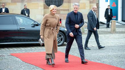 Bundestagspräsidentin Julia Klöckner (CDU) und ihr Lebensgefährte, der Fernsehmoderator Jörg Pilawa, kommen zur zentralen Feier zum Tag der Deutschen Einheit. 