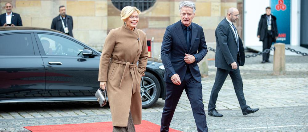 Bundestagspräsidentin Julia Klöckner (CDU) und ihr Lebensgefährte, der Fernsehmoderator Jörg Pilawa, kommen zur zentralen Feier zum Tag der Deutschen Einheit.
