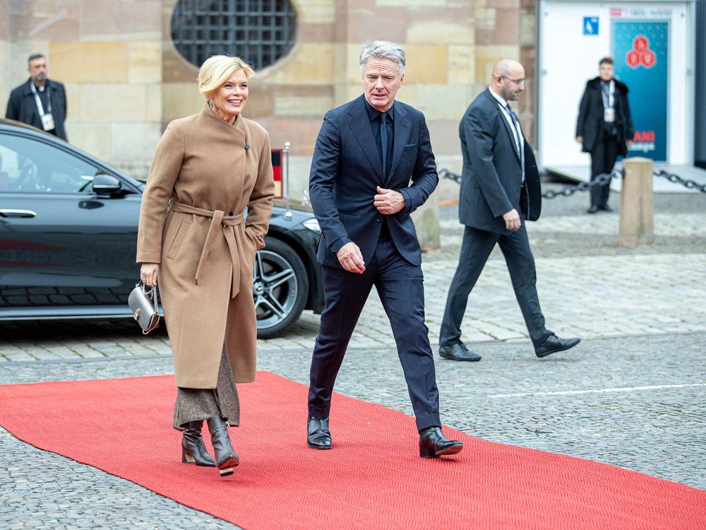 Erster großer Auftritt als Paar: Klöckner und Pilawa erscheinen gemeinsam  beim Einheitsfest in Saarbrücken
