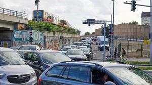 Stau auf dem 16. Abschnitt der A100: Das Projekt sorgte bereits in der Vergangenheit für Verkehrschaos und Sorge vor Abrissen bei Anwohnern. 