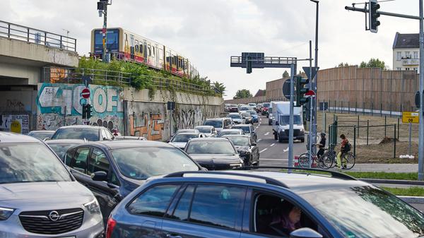 ARCHIV - 05.09.2025, Berlin: Auf dem 16. Abschnitt der A100 staut sich der Autoverkehr an der Ausfahrt Treptower Park. (zu dpa: «Bauarbeiten an der Elsenbrücke verzögern sich») Foto: Jörg Carstensen/dpa +++ dpa-Bildfunk +++