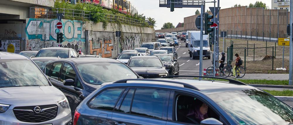 ARCHIV - 05.09.2025, Berlin: Auf dem 16. Abschnitt der A100 staut sich der Autoverkehr an der Ausfahrt Treptower Park. (zu dpa: «Bauarbeiten an der Elsenbrücke verzögern sich») Foto: Jörg Carstensen/dpa +++ dpa-Bildfunk +++