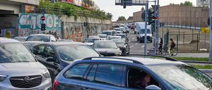 ARCHIV - 05.09.2025, Berlin: Auf dem 16. Abschnitt der A100 staut sich der Autoverkehr an der Ausfahrt Treptower Park. (zu dpa: «Bauarbeiten an der Elsenbrücke verzögern sich») Foto: Jörg Carstensen/dpa +++ dpa-Bildfunk +++