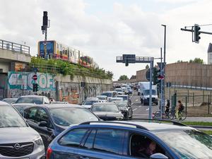 Stau auf dem 16. Abschnitt der A100: Das Projekt sorgte bereits in der Vergangenheit für Verkehrschaos und Sorge vor Abrissen bei Anwohnern. 