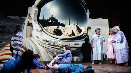 DAS ROTE HAUS von Till Briegleb & Ersan Mondtag, Maxim Gorki Theater 2025Credit: Thomas Aurin