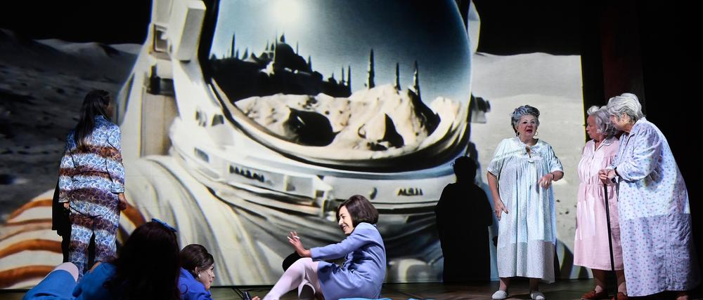 DAS ROTE HAUS von Till Briegleb & Ersan Mondtag, Maxim Gorki Theater 2025Credit: Thomas Aurin