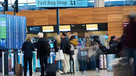 Der Hauptstadtflughafen BER erwartet am Feiertagswochenende besonders viele Reisende. (Archivbild) 