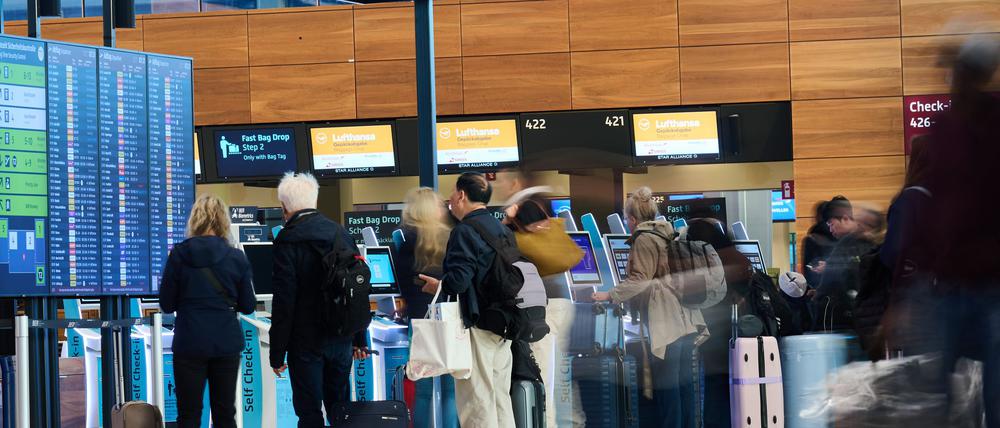 Der Hauptstadtflughafen BER erwartet am Feiertagswochenende besonders viele Reisende. (Archivbild) 