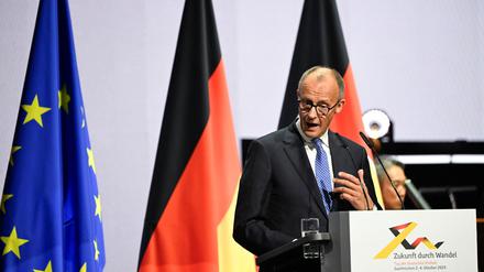Bundeskanzler Friedrich Merz (CDU) spricht zum Tag der Deutschen Einheit beim Festakt in Saarbrücken.