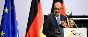 Bundeskanzler Friedrich Merz (CDU) spricht zum Tag der Deutschen Einheit beim Festakt in Saarbrücken.