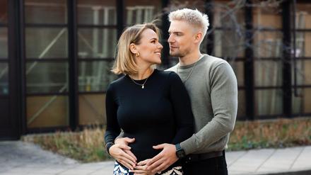 Ihr Baby ist da: Der vor Jahren an Hodenkrebs erkrankte „GZSZ“-Schauspieler Lennart Borchert und seine Freundin Louisa sind Eltern eines Sohnes geworden.