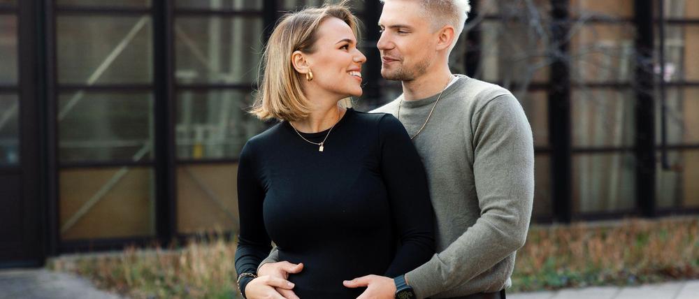 Ihr Baby ist da: Der vor Jahren an Hodenkrebs erkrankte „GZSZ“-Schauspieler Lennart Borchert und seine Freundin Louisa sind Eltern eines Sohnes geworden.