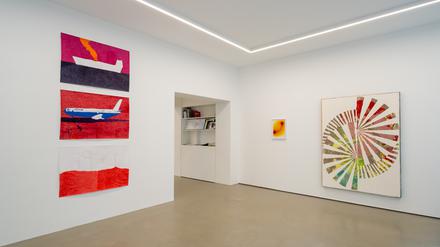 Blick in die Ausstellung mit ehemaligen Stipendiatinnen: Kerstin Podbiel, Marta Djourina und Clara Brörmann (v. links).