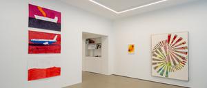 Blick in die Ausstellung mit ehemaligen Stipendiatinnen: Kerstin Podbiel, Marta Djourina und Clara Brörmann (v. links).