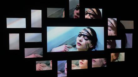 Eine Video-Installation ist Bestandteil der Ausstellung über das Lebenswerk des deutschen Modedesigners und Künstlers Wolfgang Joop.