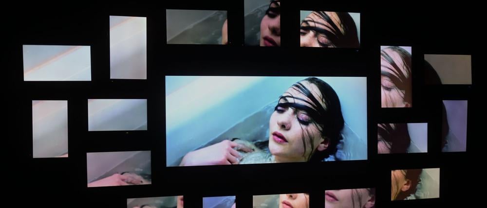 Eine Video-Installation ist Bestandteil der Ausstellung über das Lebenswerk des deutschen Modedesigners und Künstlers Wolfgang Joop.