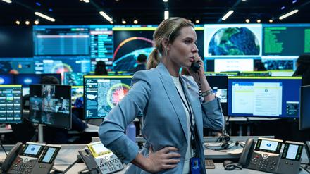 Kommunikationsoffizierin Olivia Walker (Rebecca Ferguson) versucht im Situation Room die Krise einzudämmen. 