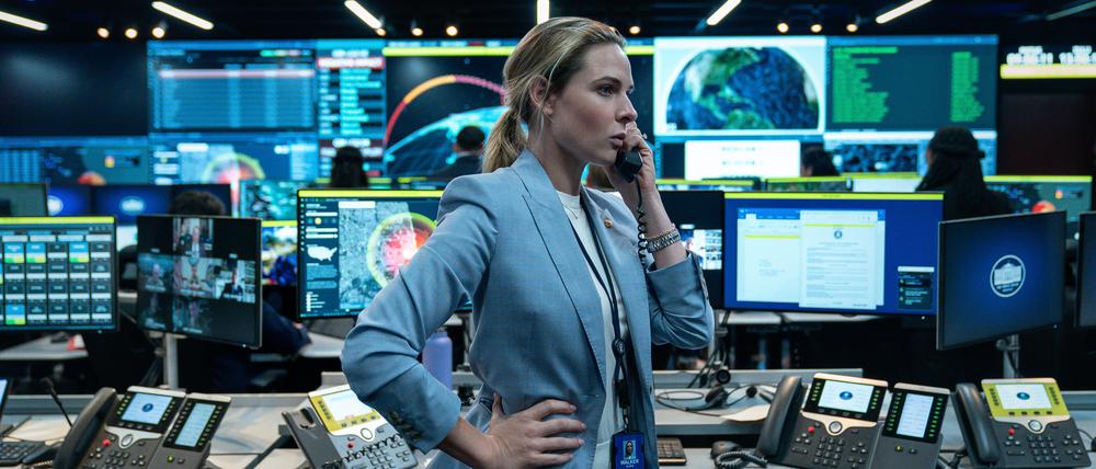 Kommunikationsoffizierin Olivia Walker (Rebecca Ferguson) versucht im Situation Room die Krise einzudämmen.
