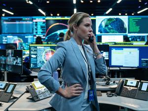 Kommunikationsoffizierin Olivia Walker (Rebecca Ferguson) versucht im Situation Room die Krise einzudämmen. 