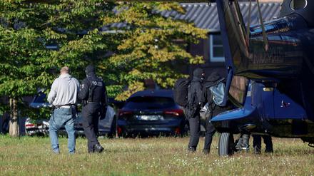 Einer der drei Verdächtigen neben einem Polizei-Helikopter, der ihn aus Berlin zur Bundesanwaltschaft nach Karlsruhe brachte.
