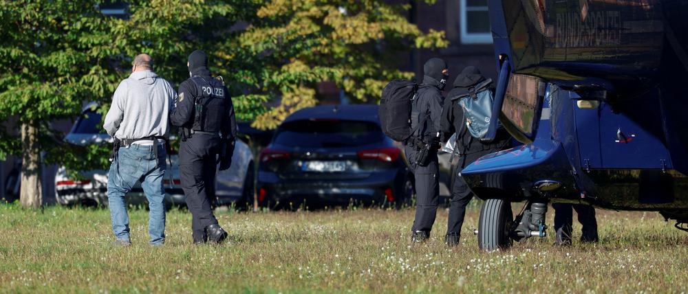 Einer der drei Verdächtigen neben einem Polizei-Helikopter, der ihn aus Berlin zur Bundesanwaltschaft nach Karlsruhe brachte.