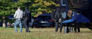 Einer der drei Verdächtigen neben einem Polizei-Helikopter, der ihn aus Berlin zur Bundesanwaltschaft nach Karlsruhe brachte.