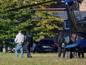 Einer der drei Verdächtigen neben einem Polizei-Helikopter, der ihn aus Berlin zur Bundesanwaltschaft nach Karlsruhe brachte.