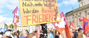 Zu einer Friedensdemo in Berlin kamen Tausende Menschen zusammen.  